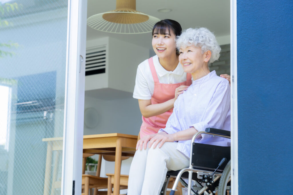 訪問看護スタッフと利用者が自宅で笑顔で過ごす様子