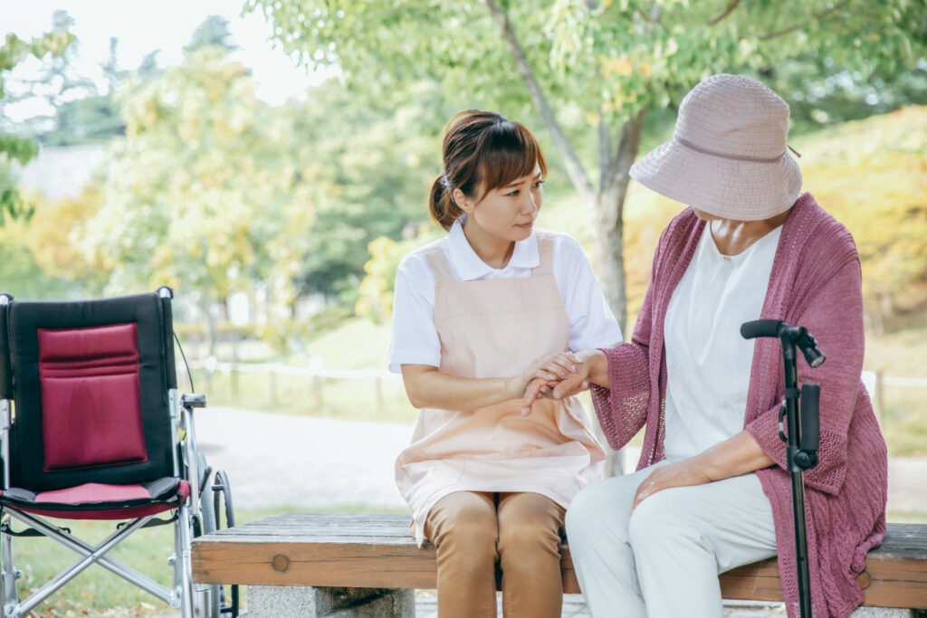 認知症や精神的な不安を抱える利用者に寄り添う訪問看護スタッフ