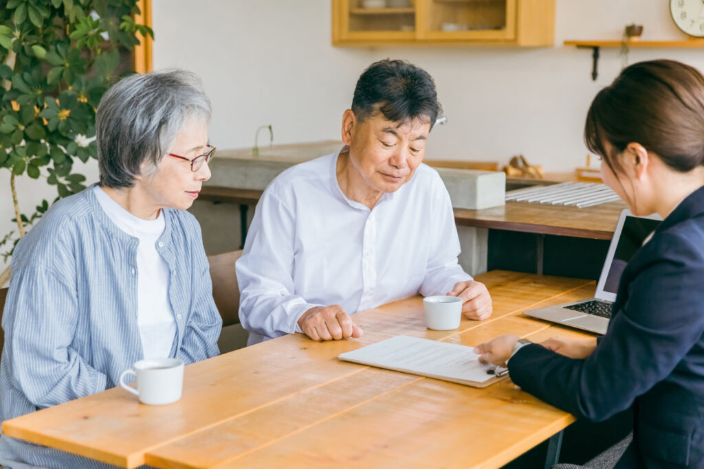 利用者家族へ療養生活の相談支援を行う訪問看護スタッフ