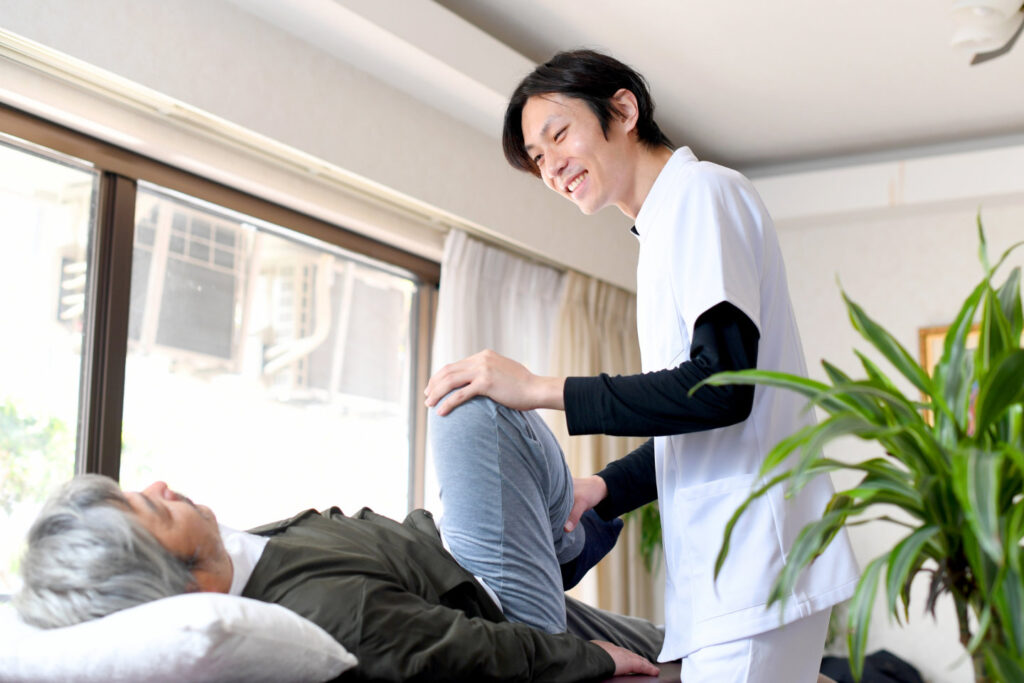 訪問看護による在宅リハビリテーションを行うスタッフ